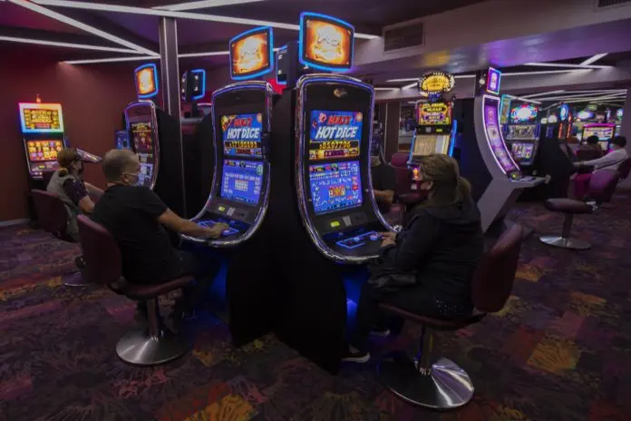 Suspenden decisión de habilitar tarjetas de débito en bingos, casinos e hipódromos
