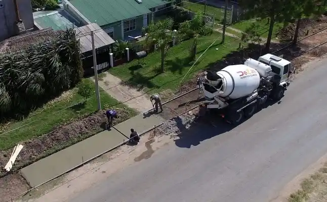 Se construye la segunda etapa de la senda peatonal en Ruta Provincial 42