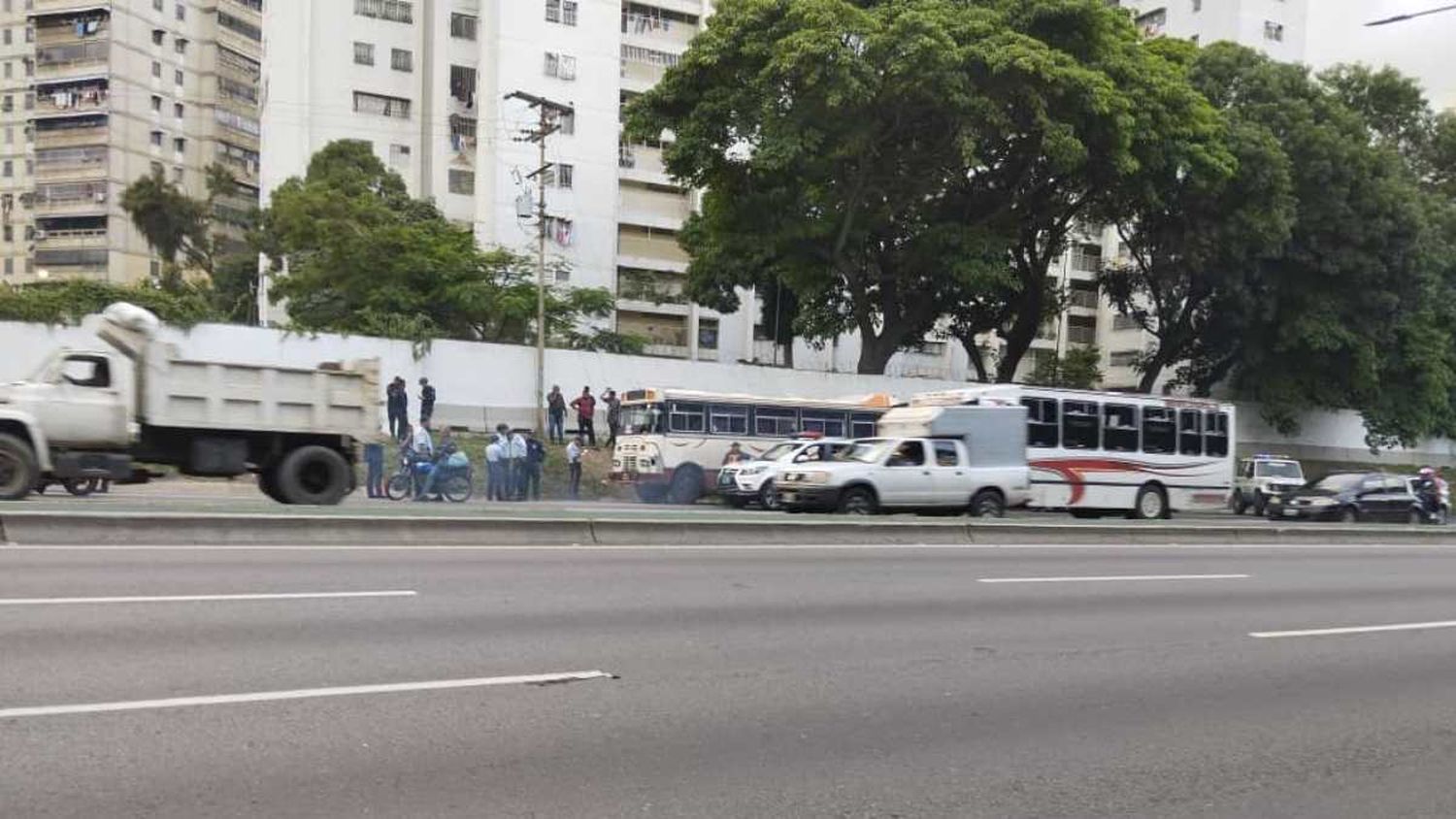 TIROTEO A BORDO: policía abatió a sujeto armado que intentaba robar un autobús en Los Próceres