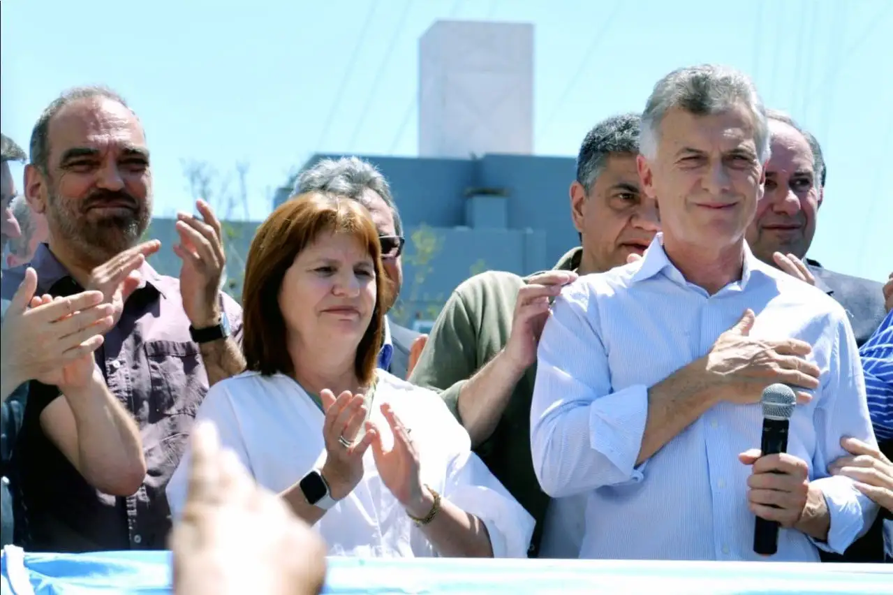 Mauricio Macri encabezó un acto frente a la municipalidad de Dolores.