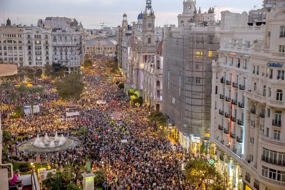 Imágenes de la plaza del Ayuntamiento de Valencia en la manifestación en protesta por la gestión de la DANA y con el lema "Mazón Dimisión". (EFE/Biel Aliño)