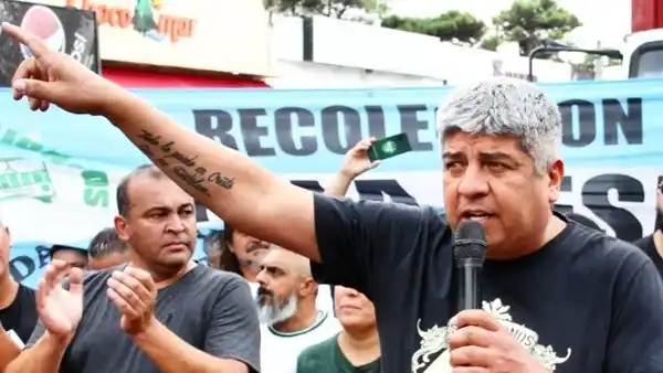 Leyenda: En pie. Pablo Moyano advirtió por los despidos a empresarios y políticos