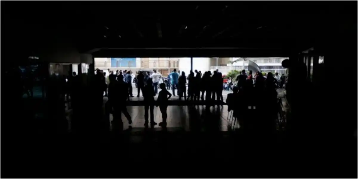 ¡VOLVIÓ LA OSCURANA! 16 estados y Caracas  afectados por bajón eléctrico este #30Sep