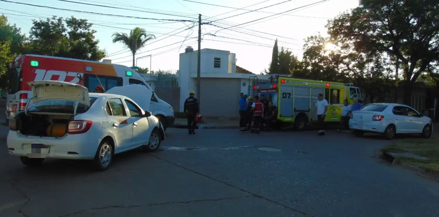 Personal de Bomberos, SIES y Policía trabajaron en el lugar para garantizar la seguridad de la escena. Foto: BVVT