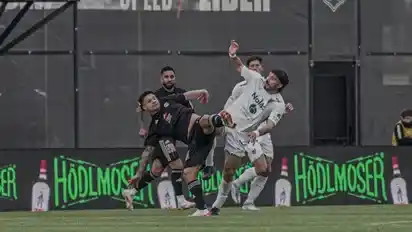 Insólito: frente a Sarmiento, Riestra defendió una jugada con 12 jugadores en cancha