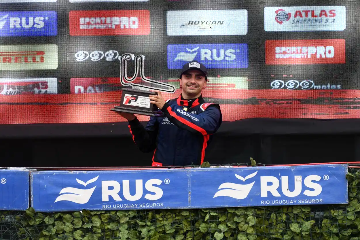 Joaquín Melo festeja en el podio de Concordia.