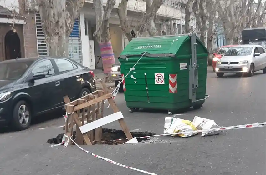 Otro cráter en Rosario: cedió el pavimiento en Richieri al 700