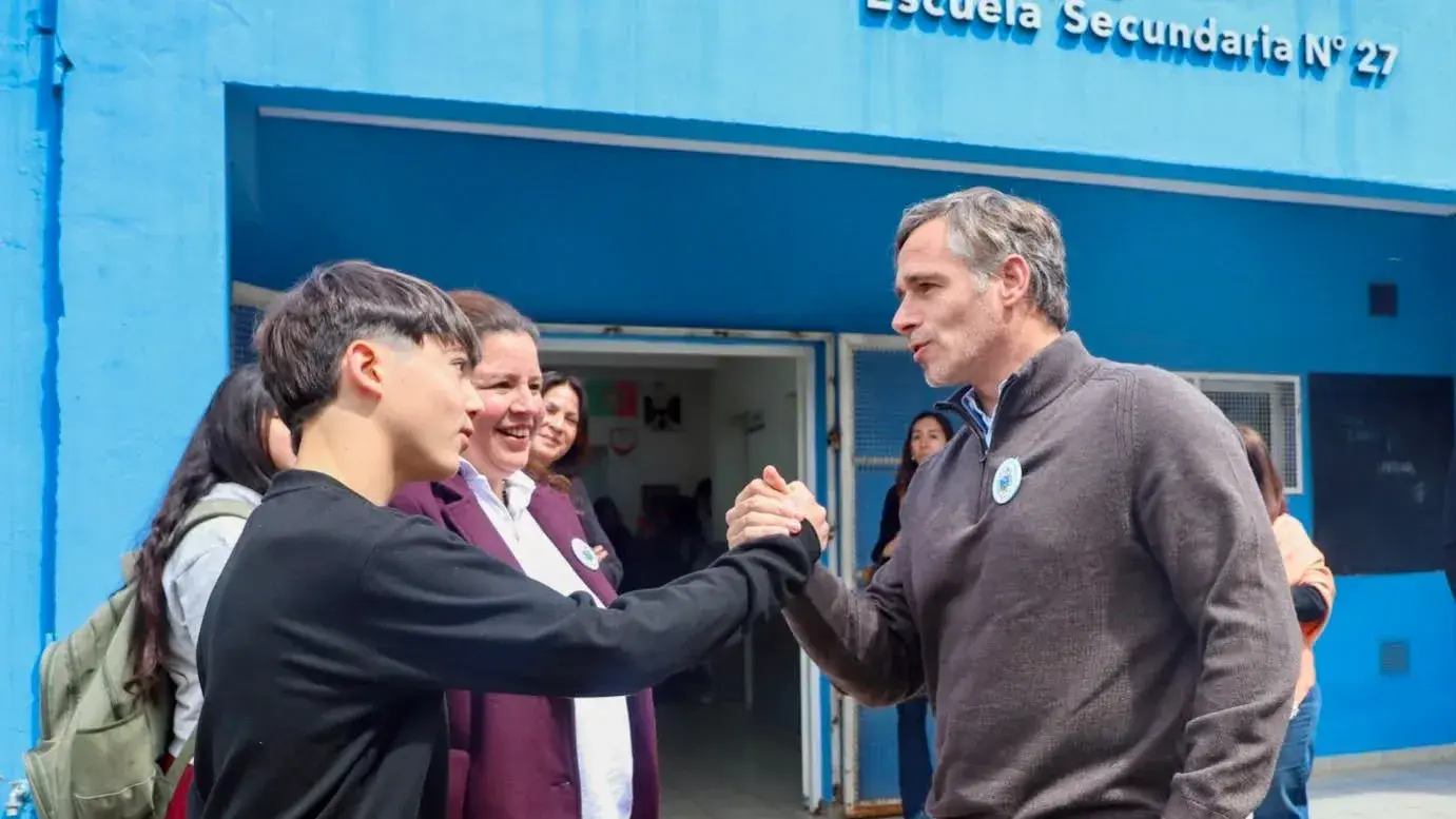 El intendente Federico Achával anunció los trabajos junto a la comunidad educativa.
