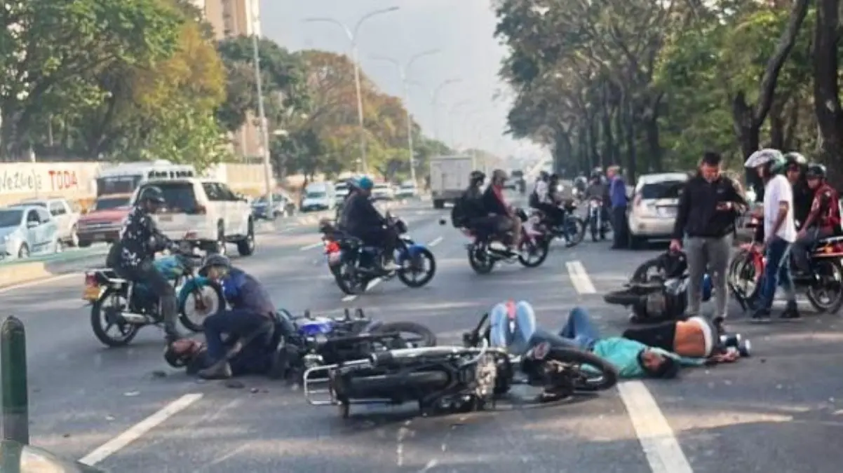 CUATRO MOTORIZADOS RODARON en la autopista Valle-Coche producto de una colisión múltiple