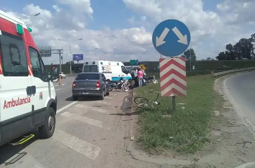 Dos heridos tras un choque entre una moto y una bicicleta en Circunvalación y la autopista Rosario Córdoba