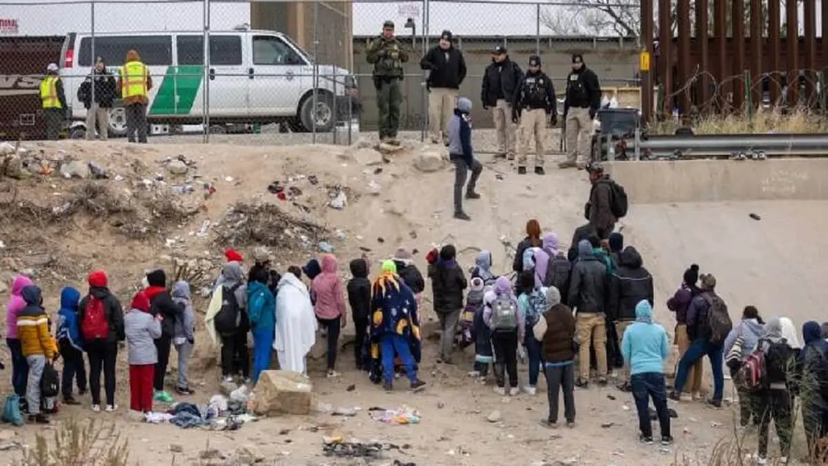 ¿MÁS MIGRANTES DETENIDOS? Anulan política fronteriza de “atrapar y liberar” de Biden, según Reuters
