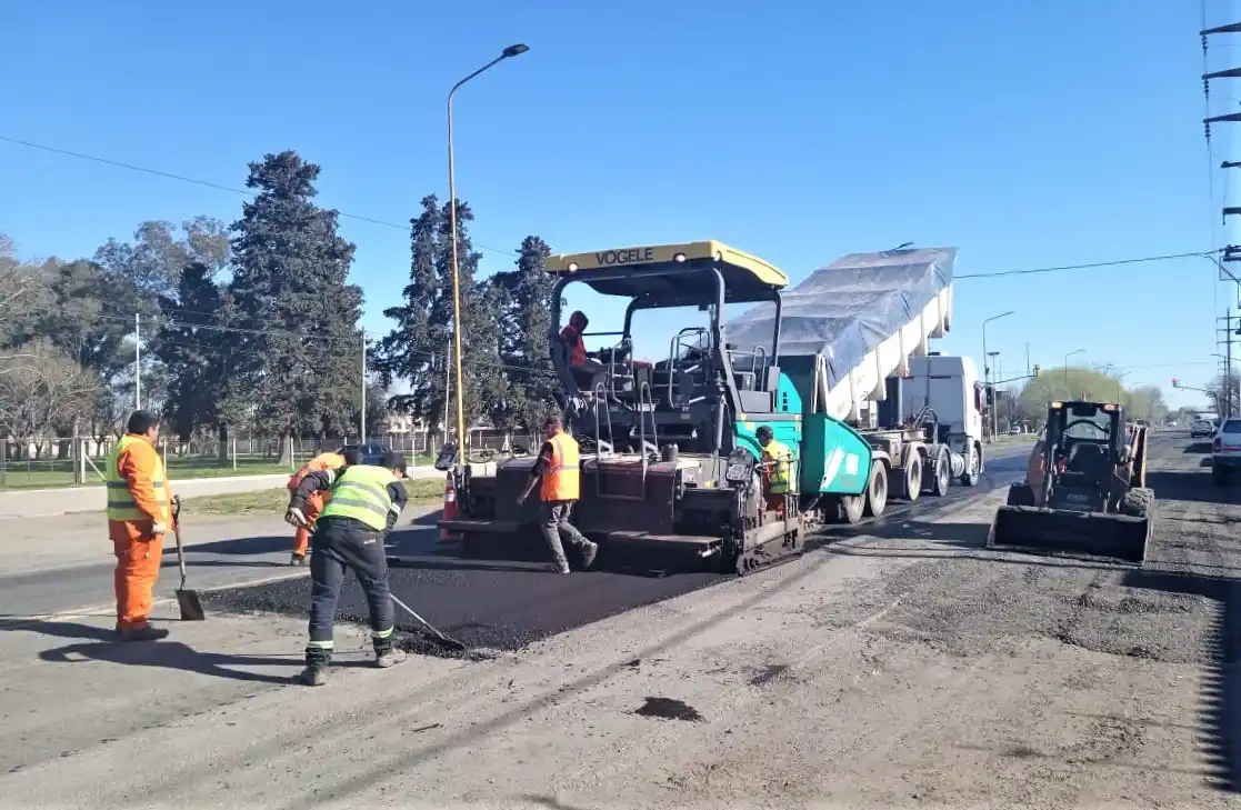 Personal de Vialidad trabaja en la zona más crítica de la traza urbana.