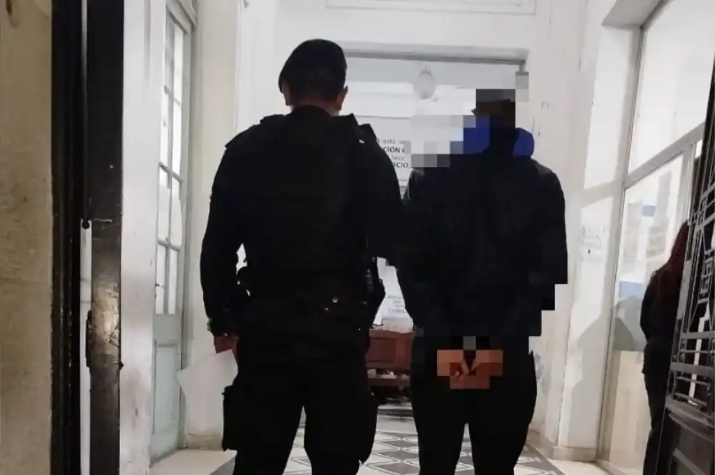 El detenido, un joven de 21 años, fue trasladado en calidad de aprehendido hasta la Comisaría 1ra.