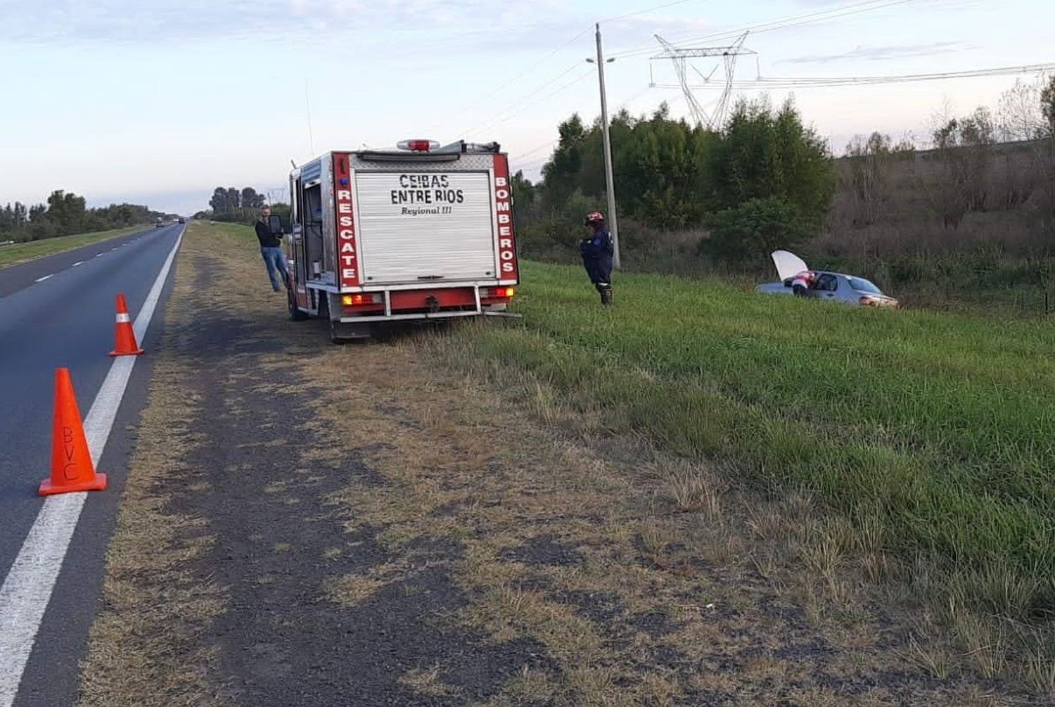 Despistó un auto en la Ruta 12: dos personas debieron ser rescatadas