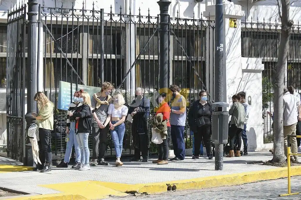 Prendió fuego las boletas del cuarto oscuro y casi provoca un incendio