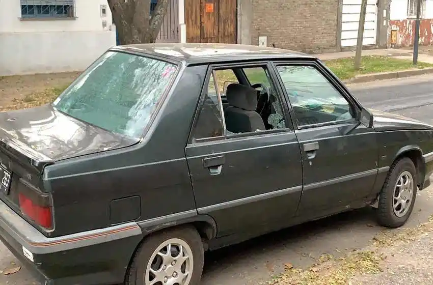 Balearon un auto en La Siberia: el propietario aseguró que “son habituales los tiroteos en el barrio”