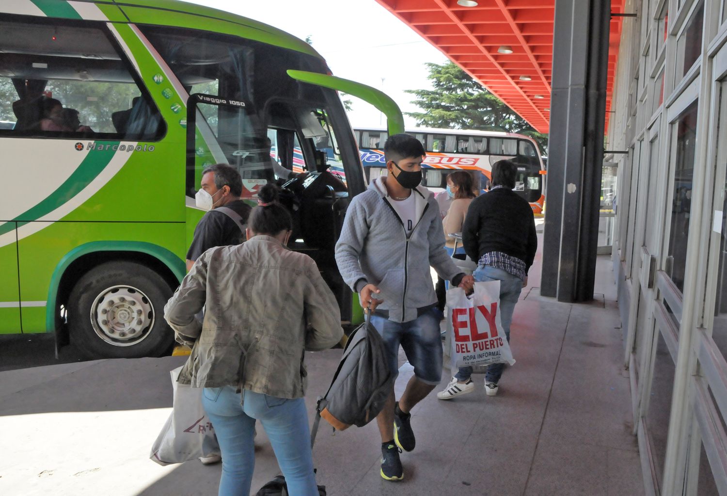 El pase sanitario en micros sólo rige entre destinos provinciales y bregan por su extensión a trenes