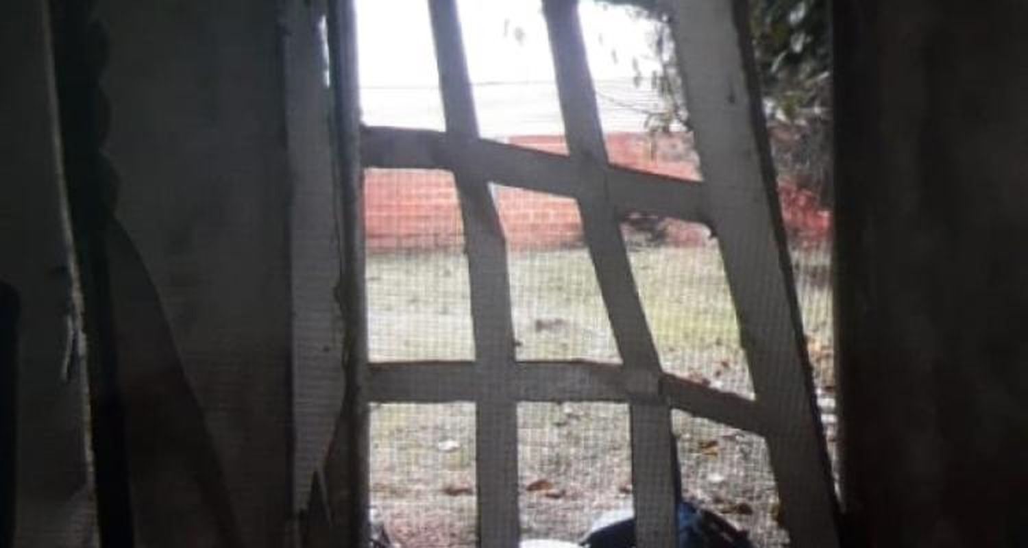 Aprovecharon que salió de su casa, le rompieron una puerta y le robaron mientras su hija dormía