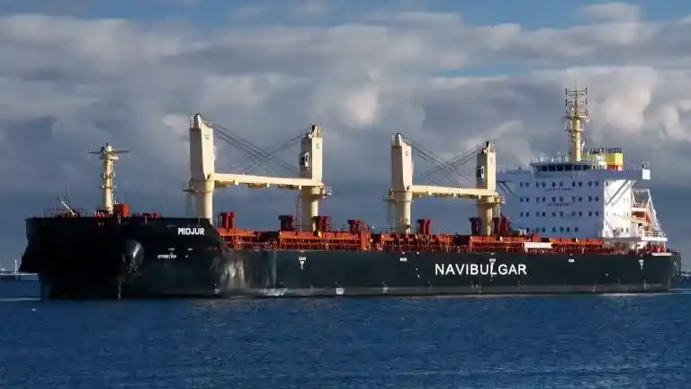 El buque “Midjur” que cargará carinata en el puerto local con destino Países Bajos. (Foto: VesselFinder)