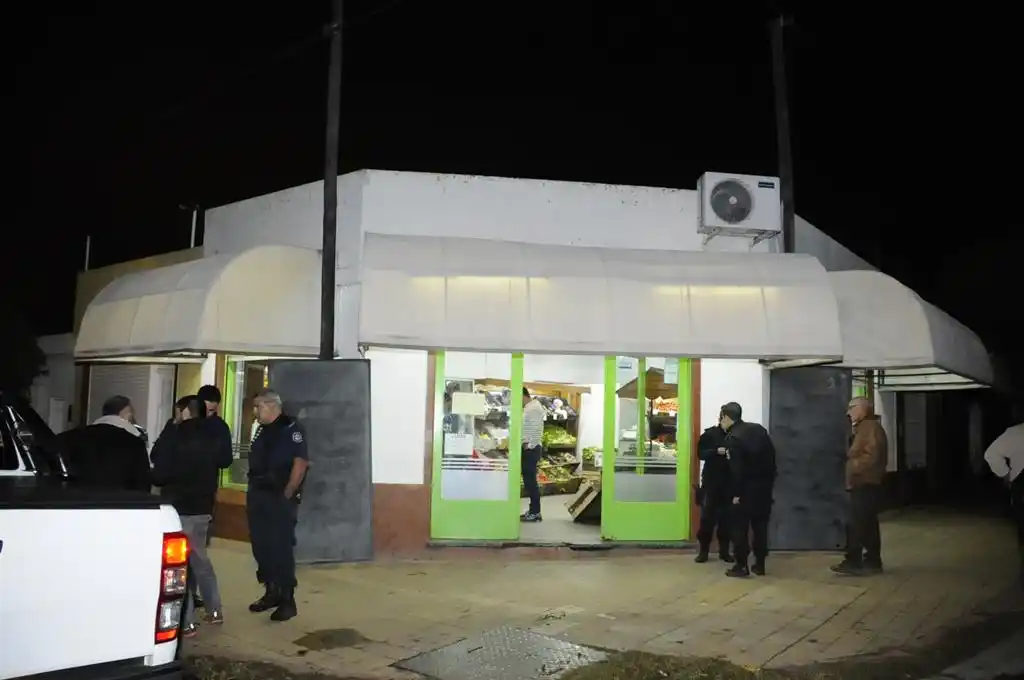 Delincuentes asaltaron una frutería y se llevaron cerca de cinco mil pesos
