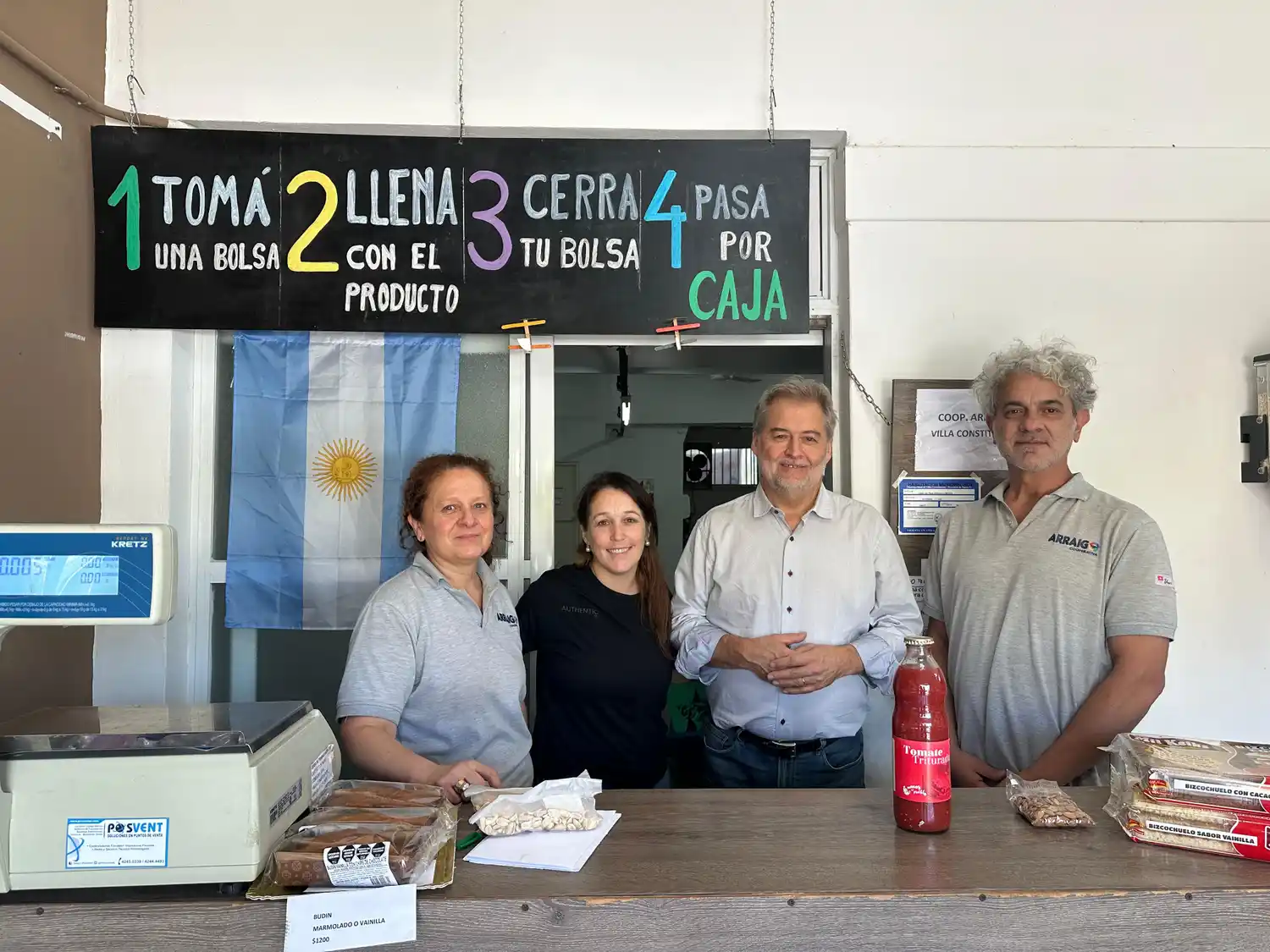 Roberto Mirabella en su recorrida por Villa Constitución.