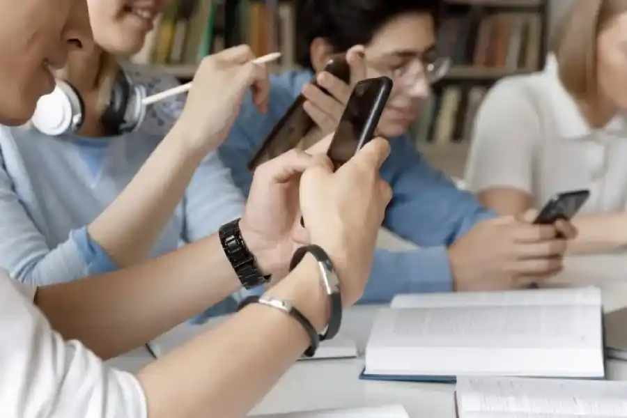 Alumnos de primaria y secundaria de la Ciudad de Buenos Aires no podrán usar los celulares en clase