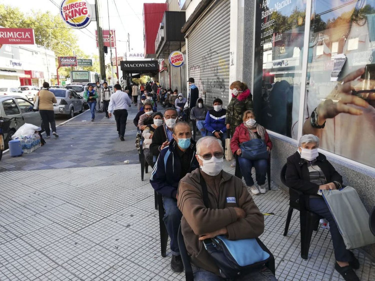 Con más organización y menor cantidad de gente, los bancos atendieron a los jubilados
