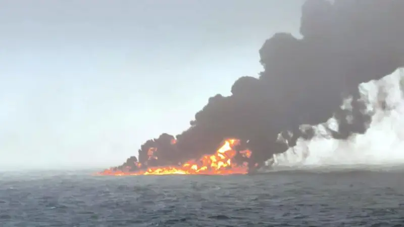 EXPLOSIONES, RIESGO DE CONTAMINACIÓN y 32 personas evacuadas: lo que se sabe del choque entre dos cargueros en Reino Unido (+Video)