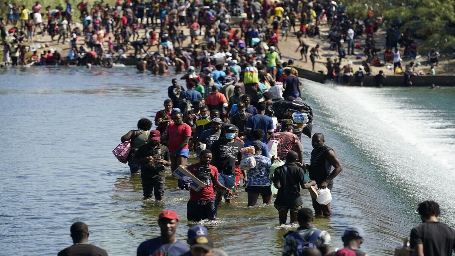 JUEZ DE TEXAS SUSPENDE plan de Biden para beneficiar a cónyuges de migrantes (+Detalles)
