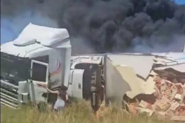 Una mujer que transitaba por el lugar ayudó a uno de los camioneros a salir.