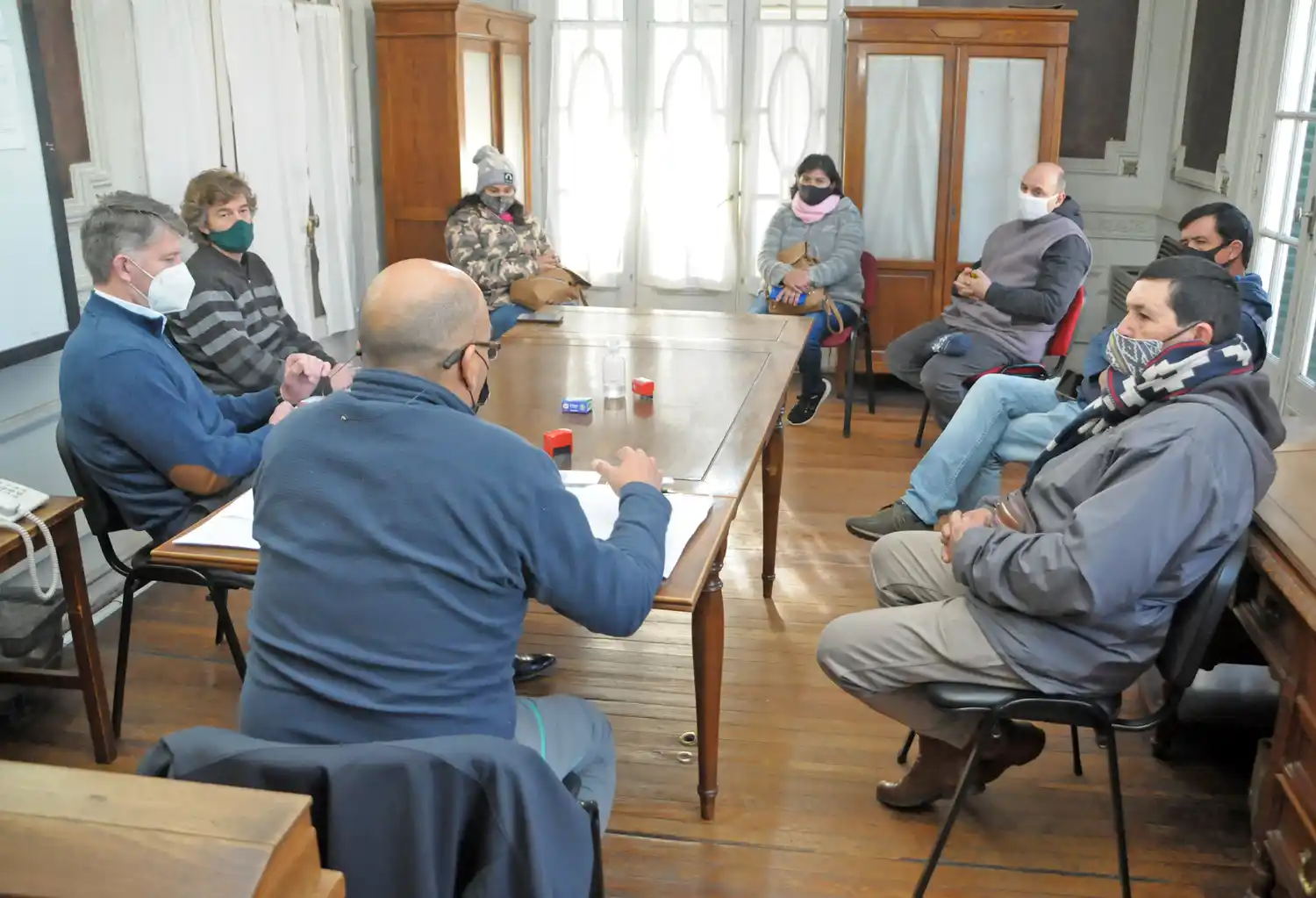 Padres de niños que concurren a escuelas rurales exigieron respuestas por la falta de transporte