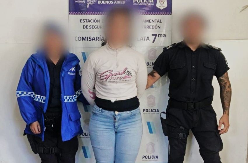Junto a su hija de 8 años, mujer se llevaba 62 mil pesos en productos entre la ropa