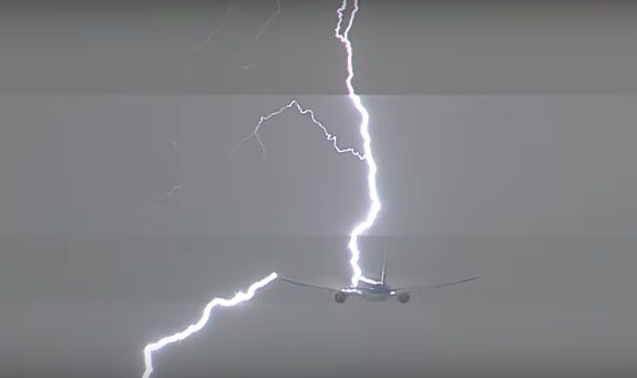 Video: Un avión de pasajeros es alcanzado por un rayo tras el despegue
