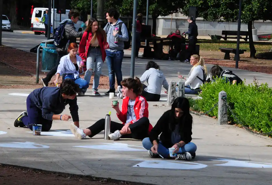 Repintaron los pañuelos de la plaza como parte de las actividades por la Memoria