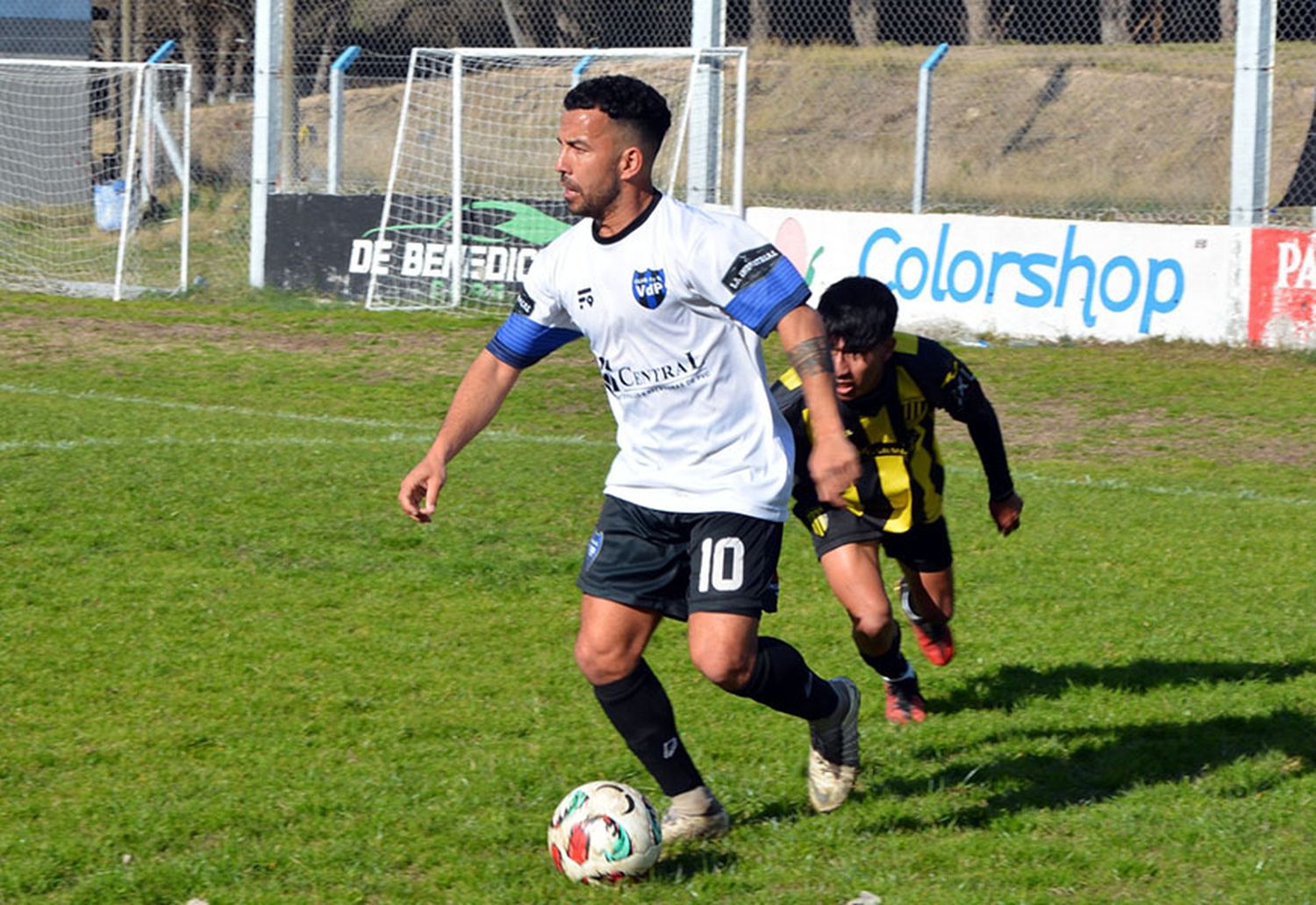 Villa goleó y quedó puntero