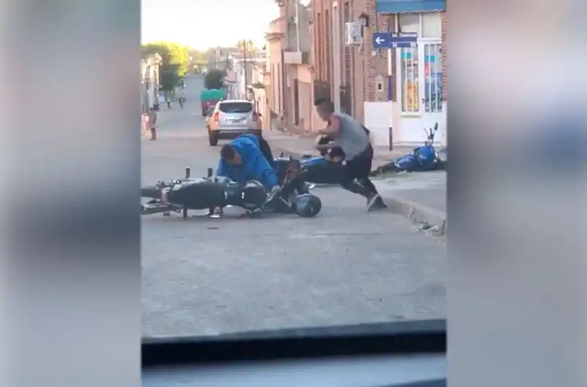 Motociclistas golpearon brutalmente a policías en Victoria