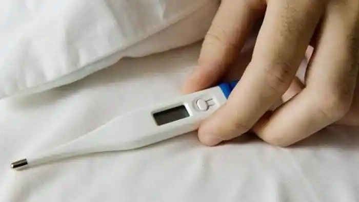 El delirio,  cuando va  acompañado  de fiebre alta,  puede ser un  síntoma temprano de COVID-19