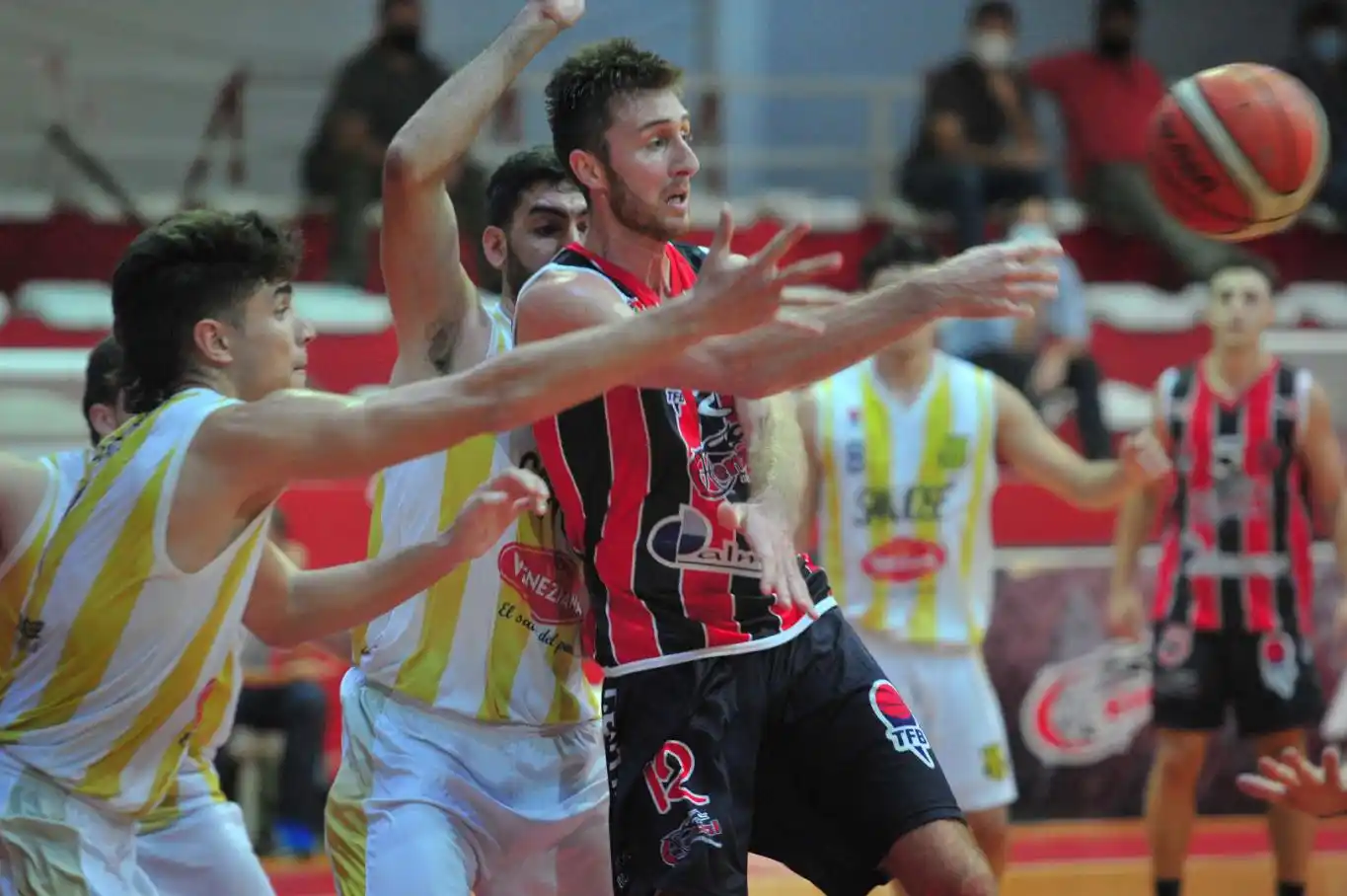 Básquet: El equipo de "Manu" Gómez se quedó sin invicto