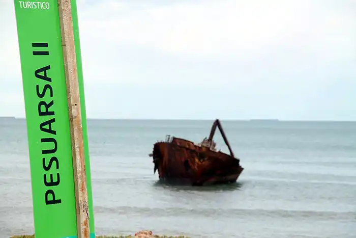 Lo que queda del Pesuarsa II, que fue devorado por el mar