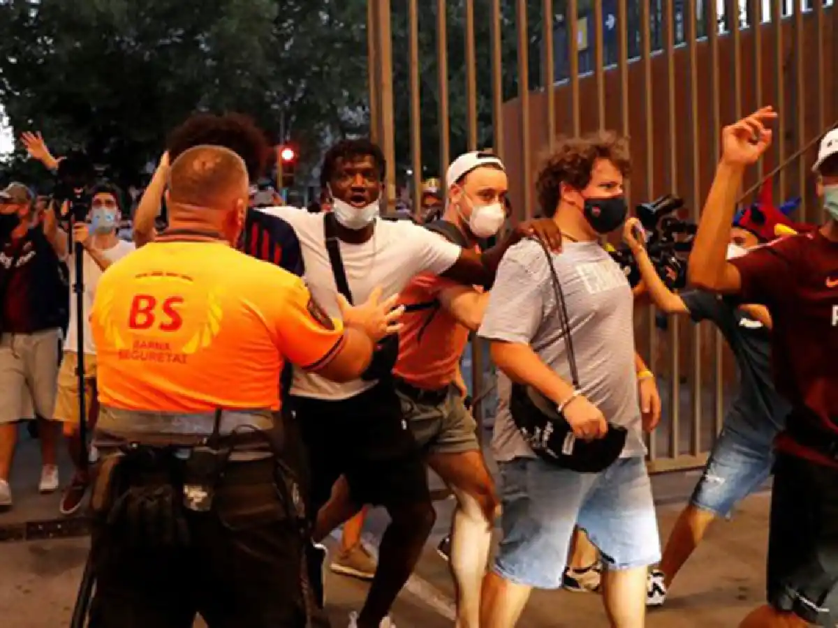 Los hinchas de Barcelona piden la renuncia de Bartomeu