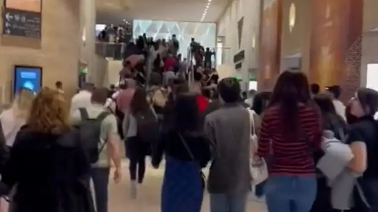 Al momento de la evacuación había más de 15.000 personas en el recinto.