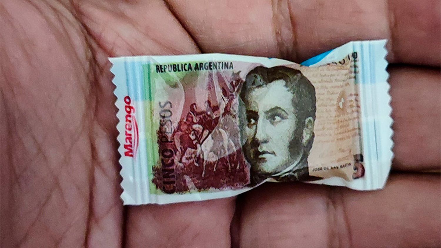 Comercializan caramelos con la envoltura que tienen forma de billete de $5