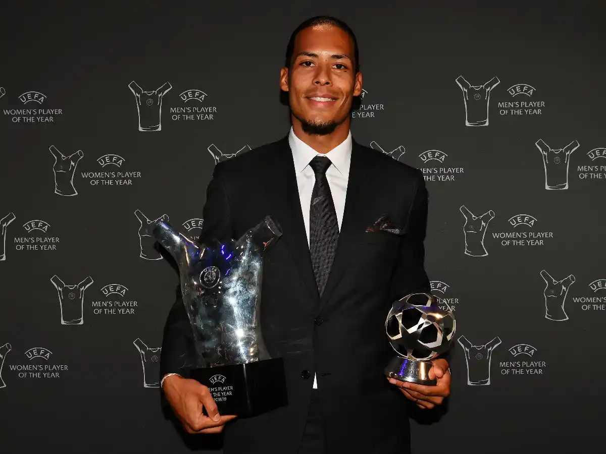 Van Dijk le ganó a Messi y a Cristiano