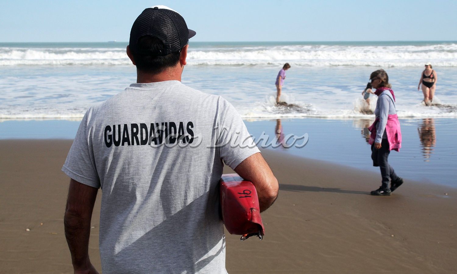 En funciones. Un guardavidas custodia a bañistas, que desafían al mar frío