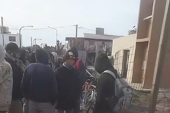 Paro por reclamos salariales en las 84 viviendas