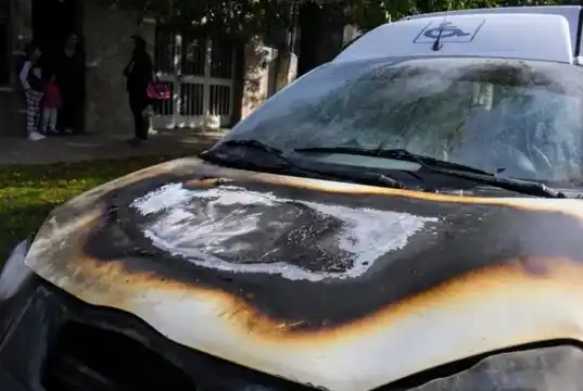 Quemaron autos y hubo amenazas a Bullrich y Pullaro, en Rosario