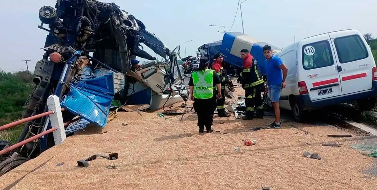 Los camiones quedaron colgando del puente. Foto: Gentileza Andrés Giménez.