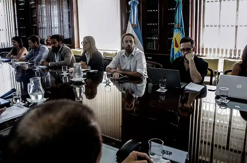 El Gobierno de Kicillof vuelve a recibir a los gremios estatales para discutir aumentos