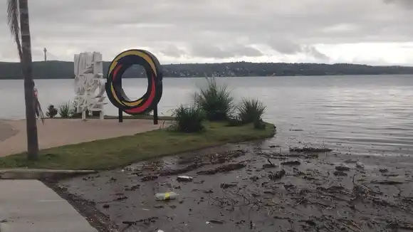 El lago San Roque superó su capacidad y la costanera de Carlos Paz quedó inundada