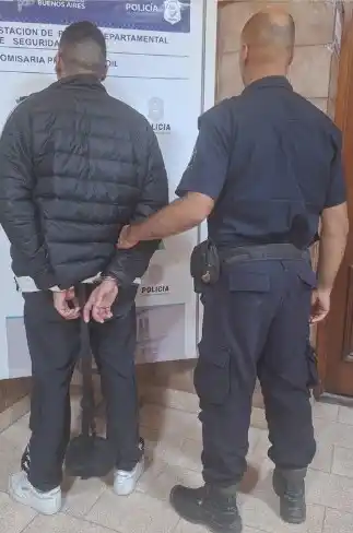 Robaron un hotel frente a la terminal e intentaron escapar en un micro de larga distancia